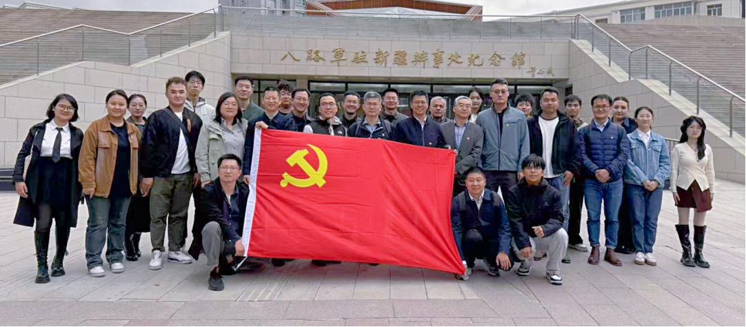 参观八路军驻新疆办事处纪念馆合影 参观八路军驻新疆办事处纪念馆合影
